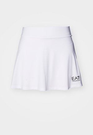 Jupe-culotte blanche avec un design évasé, taille élastique et un logo imprimé en noir sur le bas à droite. Texture lisse, tissu léger.