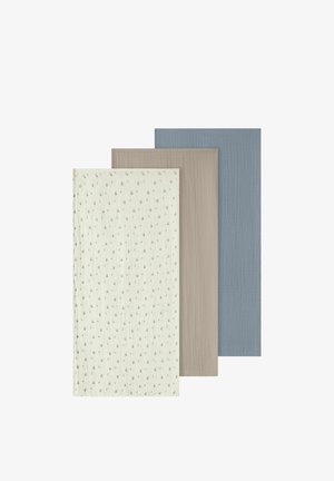 Trois tissus en mousseline pliés, couleur crème avec un petit motif floral, beige uni, et bleu doux uni, empilés légèrement superposés sur fond blanc.