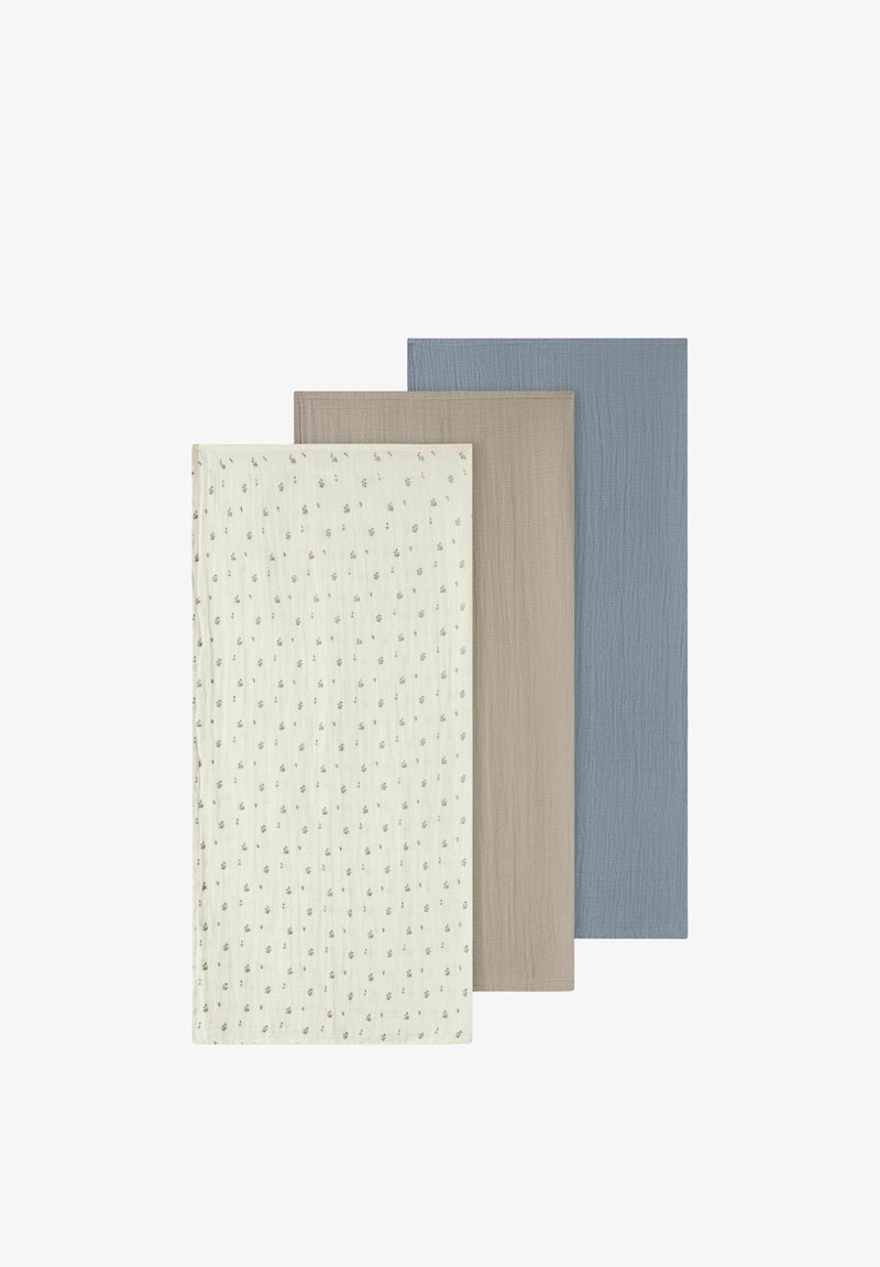 Drie gevouwen mousselinelappen in crème met een kleine bloemenprint, effen beige en effen gedempt blauw, licht overlappend op een witte ondergrond gestapeld.