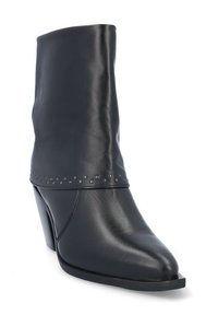 Bota de cuero negro hasta el tobillo con puntera afilada, acabado texturizado, adornada con tachuelas metálicas en el puño y diseño de tacón apilado.