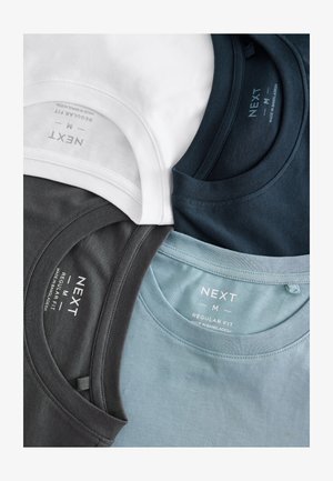 Neli t-särki laotud lamedalt: valge, tumehall, tumesinine ja helesinine. Igaühel on ümar kaelus ja "NEXT" silt suurusega M.