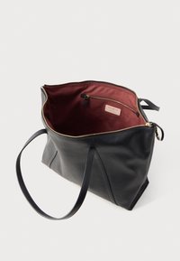 Borsa tote in pelle nera con un ampio interno color bordeaux, dotata di una tasca con cerniera, dettagli in oro e doppi manici per il trasporto.