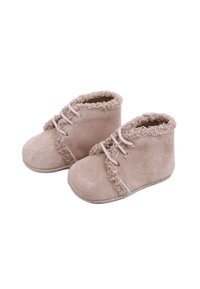 Botines de ante rosa con un suave ribete de forro polar texturizado, que presentan cordones decorativos y un diseño de punta redondeada. Suelas planas y flexibles.