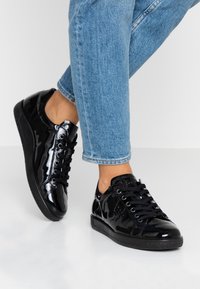 ECCO Matalavartiset tennarit - black