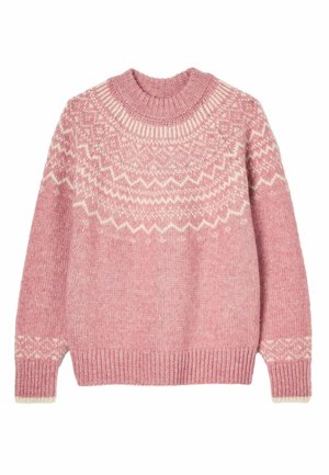 Rosa gestrickter Pullover mit hohem Kragen, der ein Fair Isle-Muster in Weiß aufweist. Die Textur ist weich, mit gerippten Bündchen und Saum.
