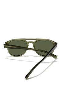 Oliivinvihreät aurinkolasit tyylikkäällä muotoilulla, joissa on tummat linssit ja kaksisävykehys. Otsatukissa on korostettuna tuotemerkki "HAWKERS".