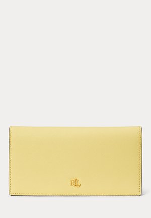 Keltainen nahkalompakko, jonka etuosassa on kullanvärinen "RL"-logo keskellä, suorakaiteen muotoinen ja ommellut reunat, esillä valkoisella taustalla.