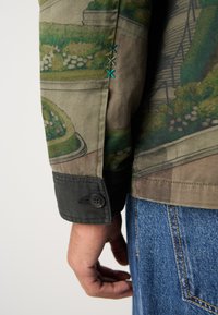 Scotch & Soda PHOTO PRINTED COACH JACKET - Suvejakk - khaki
