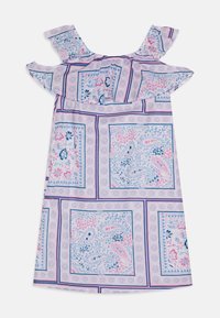 Kukallinen mekko, jossa on röyhelöhihoja vaaleanpunaisissa ja sinisissä sävyissä, kevyestä materiaalista ja polvimittaisesta muotoilusta.