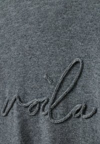 Felpa grigia a maglia con un design testurizzato e ricamato della parola "voila" in un filo grigio abbinato, realizzata in un morbido tessuto di medio peso.