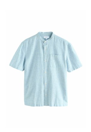 Chemise bleu clair à manches courtes avec col mao, une poche poitrine et un tissu tissé texturé.