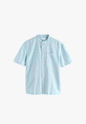 Chemise bleu clair à manches courtes avec col mao, une poche poitrine et un tissu tissé texturé.