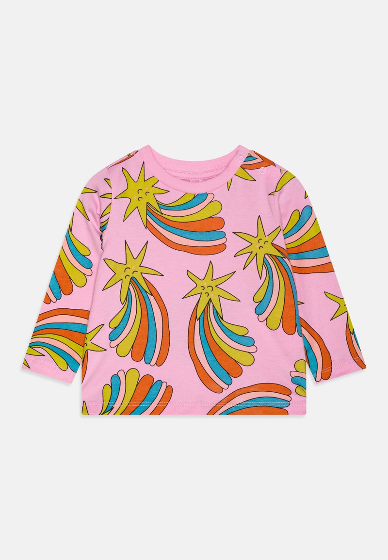 Camisola de manga longa rosa com padrões de estrelas multicoloridas e arco-íris em laranja, azul e verde. Feita de um tecido suave e respirável.
