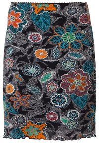 Zwarte rok met kleurrijke bloemen- en bladerenpatronen in oranje, turquoise en groen. Golfachtige zoom en lichte stof.