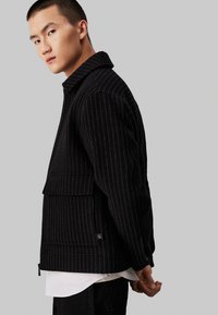 Calvin Klein Jeans Lahka jakna - black pinstripe
