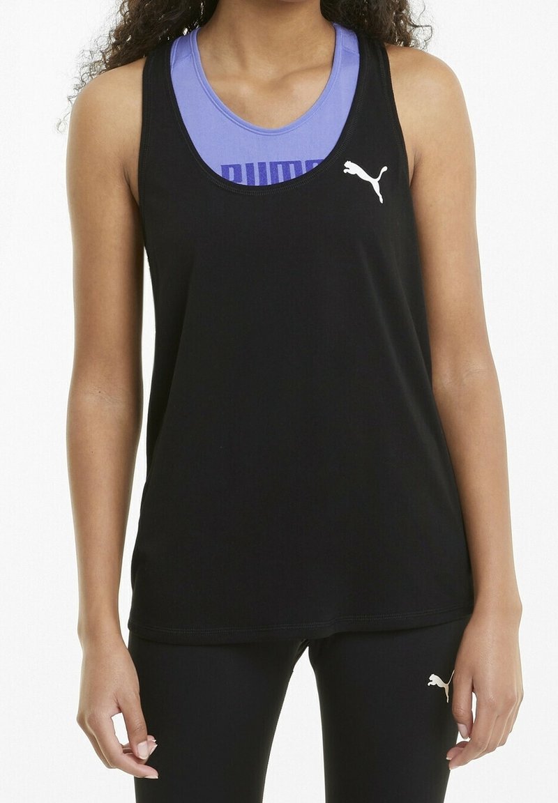 Débardeur noir en coton avec un col rond et des bretelles fines. Présente un logo Puma blanc sur la poitrine. Porté par-dessus un haut de sport violet.