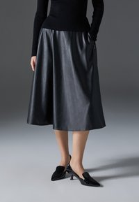 Unselected, black