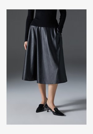 Schwarzer Leder-Midirock mit glatter Textur; verfügt über einen Taillenbund und Seitentaschen. Kombiniert mit glänzenden schwarzen Absatzschuhen.