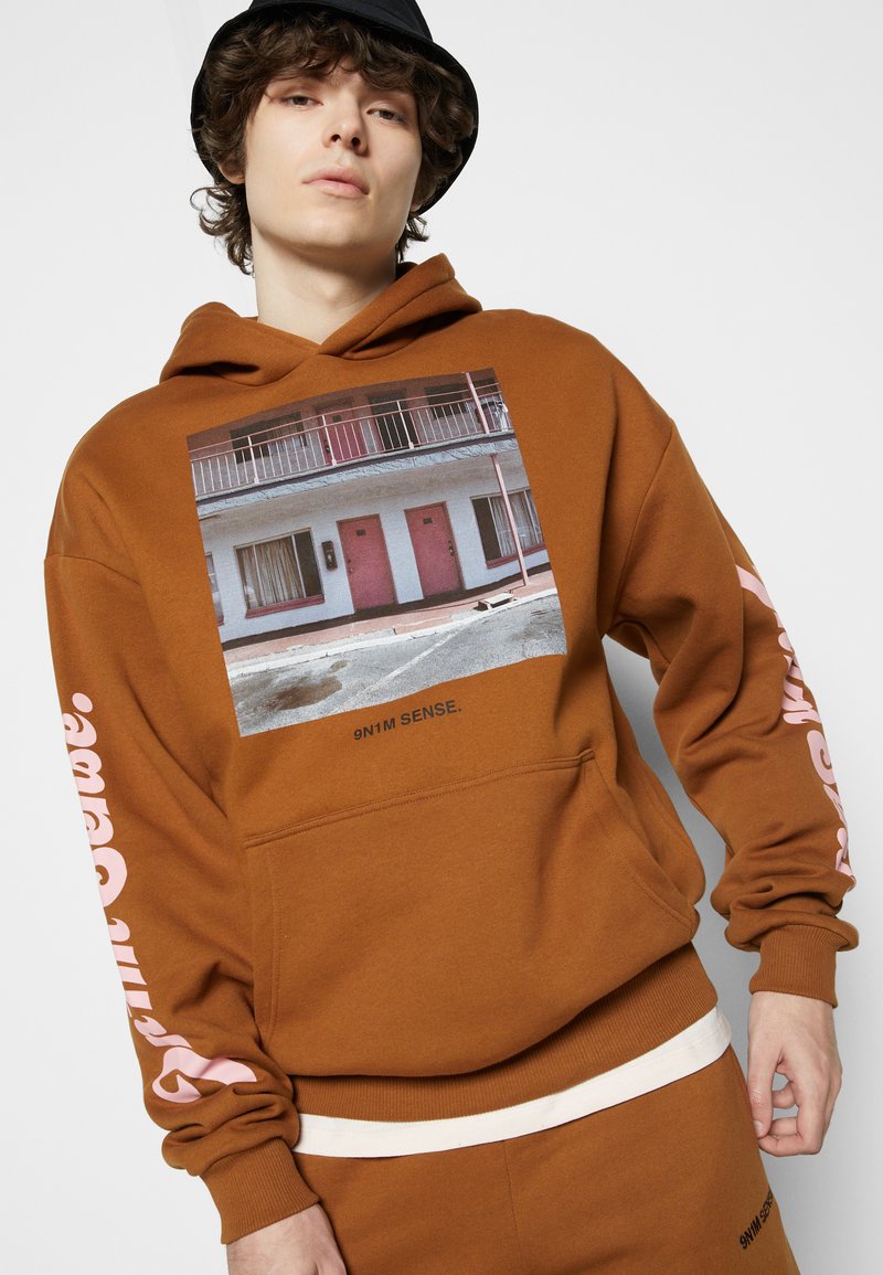 Damen Sweatshirts | 9N1M SENSE MOTEL LA LOGO HOODIE UNISEX Sweatshirt milk chocolate/braun - AK34516 Damen Sweatshirts | 9N1M SENSE MOTEL LA LOGO HOODIE UNISEX Sweatshirt milk chocolate/braun - AK34516