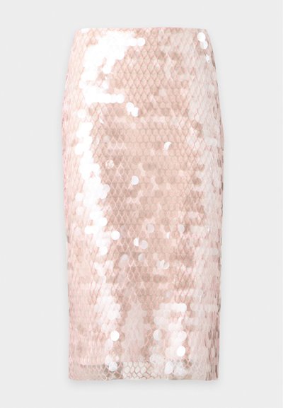 Jupe crayon rose clair couverte de grandes paillettes brillantes avec un motif en losange texturé sur un fond uni.