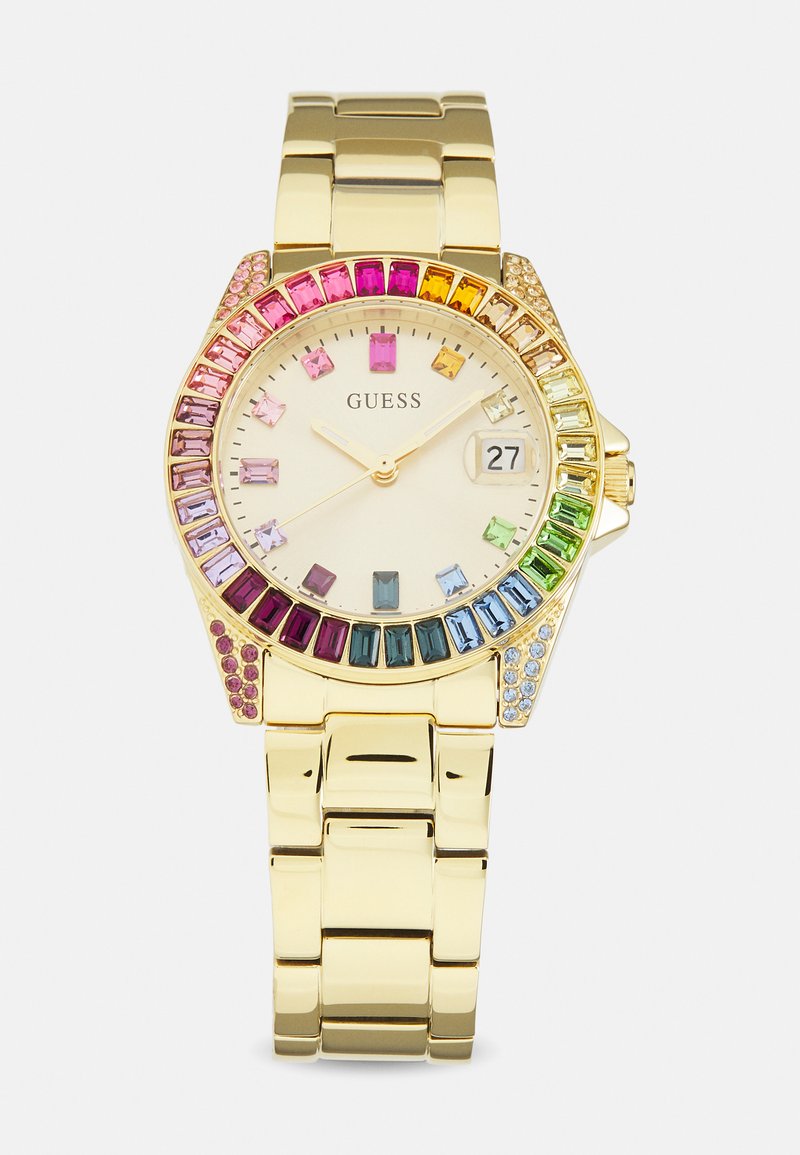 Montre-bracelet dorée avec un cadran rond, des accents rectangulaires en cristal multicolore autour de la lunette, et un bracelet à maillons. Comprend un affichage de date.