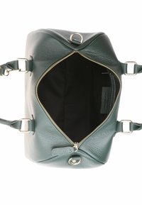 Sac à main en cuir vert de forme ronde, avec une fermeture éclair dorée et des poignées réglables. L'intérieur est en tissu noir avec une poche latérale.