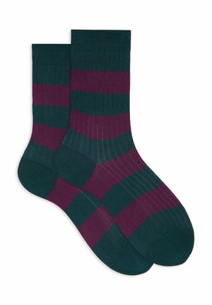 Calzini a righe in verde scuro e bordeaux, con texture a coste, tallone e punta rinforzati, e una finitura liscia.