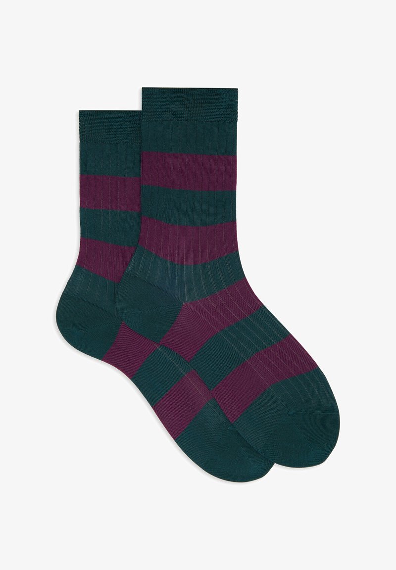Calzini a righe in verde scuro e bordeaux, con texture a coste, tallone e punta rinforzati, e una finitura liscia.