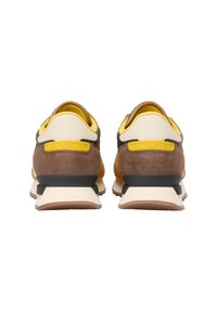 Sneakers marroni e gialli in suede e pelle, con suola nera, accenti bianchi e il marchio "NAPAPIJRI" sul tallone.