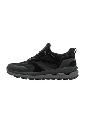 Schwarzer Sneaker mit niedrigem Schaft aus Mesh und Wildleder, dicker gepolsterter Sohle, Schnürverschluss und markanten Details an der Seite und Ferse.