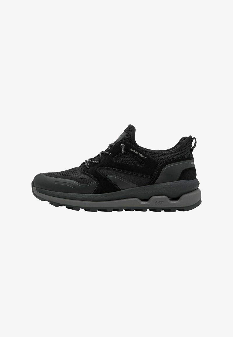 Μαύρο sneaker χαμηλής κοπής με επάνω μέρος από δίχτυ και σουέτ, παχύ μαξιλαρωτό πέλμα, κλείσιμο με κορδόνια και λεπτομέρειες με λογότυπο στο πλάι και στη φτέρνα.