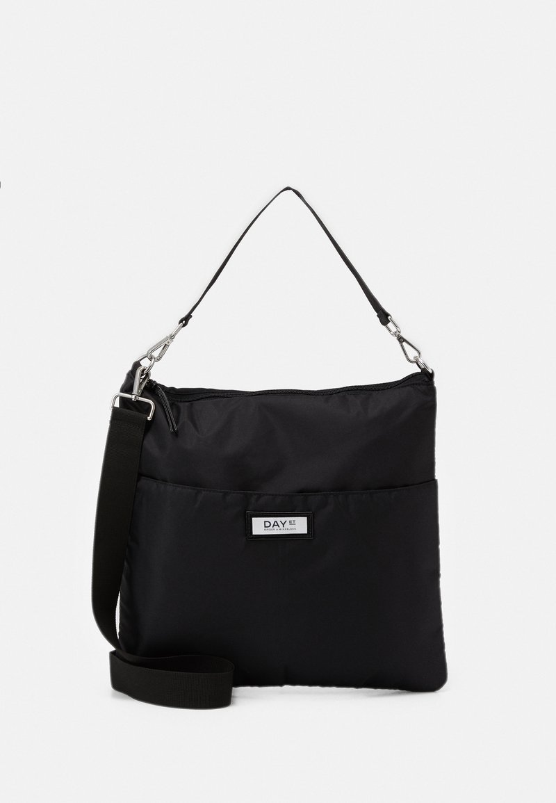Borsa a spalla nera in nylon con cerniera, tasca frontale e tracolla regolabile. Presenta un'etichetta con logo intrecciato. Tessuto liscio e design minimalista.