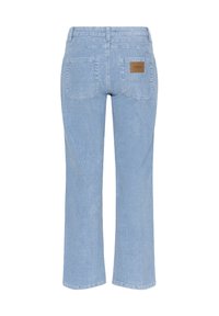 Vaqueros de mezclilla azul claro con un diseño de pierna recta, que cuentan con dos bolsillos traseros y una etiqueta marrón en la cinturilla.