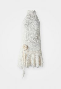 Abito bianco in pizzo senza maniche con colletto alto, texture floreale, vita aderente e orlo con ruches, dotato di una cintura con fiore di stoffa.