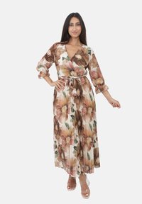 Lang, blomsteret omslagskjole med en beige baggrund, der har store brune og pink blomster mønstre, elastiske manchetter og en bundet talje.
