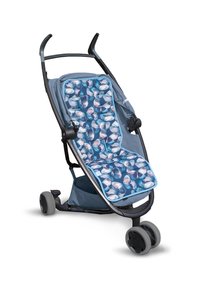 Kompaktowy wózek dziecięcy z szarym siedziskiem z materiału w niebieski kwiatowy wzór. Posiada solidną metalową ramę oraz trzy koła dla lepszej mobilności.