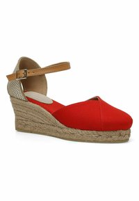 Scarpe con tacco a cuneo in tela rossa con cinturino alla caviglia, dotate di un tacco beige texturizzato e suola rivestita in juta. Design con punta chiusa e dettaglio a intaglio.