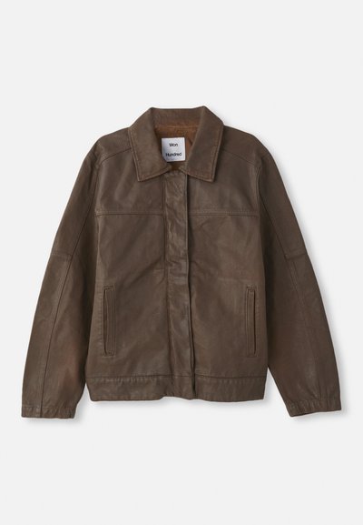 Veste en cuir brun avec un col, des poches à rabat à l'avant et une coupe décontractée. Texture lisse avec des détails de couture visibles.