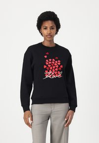 Sweatshirt preto com gráficos de corações vermelhos e "Karl" escrito em branco. Feito de uma mistura de algodão, com gola redonda e mangas longas.