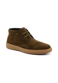 Stivaletti in suede marrone con suola in gomma, punta rotonda, due fori per i lacci e lacci color verde oliva. Dettagli di cucitura attorno alla suola.
