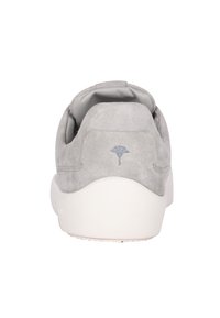 Graue Wildleder-Sneaker mit glatter weißer Sohle. Verfügt über ein dezentes blaues gesticktes Logo an der Ferse. Abgerundete Form, minimales Design.