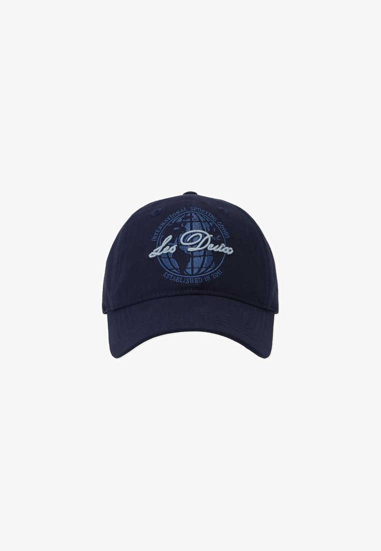 Σκούφος σε ναυτικό μπλε χρώμα από βαμβάκι, με κεντημένο σχέδιο γήινου σφαιρικού τύπου και το κείμενο "Les Deux." Καμπυλωτό γείσο και ρυθμιζόμενο κλείσιμο στην πίσω πλευρά.