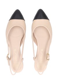 Sandales à talons beiges avec un bout pointu noir. Texture en cuir lisse, bride ajustable avec une boucle dorée et semelle intérieure rembourrée.