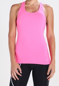 Rosa sportlicher Tanktop mit taillierter Passform aus dehnbarem Material. Verfügt über ein Racerback-Design, eine glatte Textur und minimale Branding.