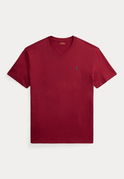 Κόκκινο κοντομάνικο T-shirt με V-λαιμόκοψη και μικρό πράσινο λογότυπο Polo Ralph Lauren στο αριστερό στήθος, τοποθετημένο επίπεδα σε λευκό φόντο.