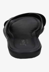 Tongs noires à double lanières. Fini mat lisse, semelle intérieure rembourrée et légère courbure pour le soutien de la voûte plantaire. Détail minimal du logo.