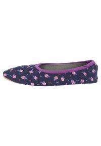 Marine blaue Ballerina mit einem floralen Muster in Rosa und Lila, mit einer runden Zehenpartie und einem dicken lila Rand am Öffnungsbereich.
