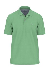 Polo en coton vert avec un col classique, deux boutons et un petit logo d'arbre navy sur la poitrine. Manches courtes et ourlet droit.