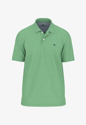 Zaļš kokvilnas polo krekls ar klasisku apkakli, divām pogām un mazu jūraszila koka logotipu uz krūtīm. Īsas piedurknes un taisna apakšmala.