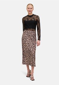 Sort blondeærmet top i blonde parret med en leopardmønstret satin midi-nederdel. Outfittet har en tæt pasform i bodicen og en flydende silhuet, med en subtil glans.